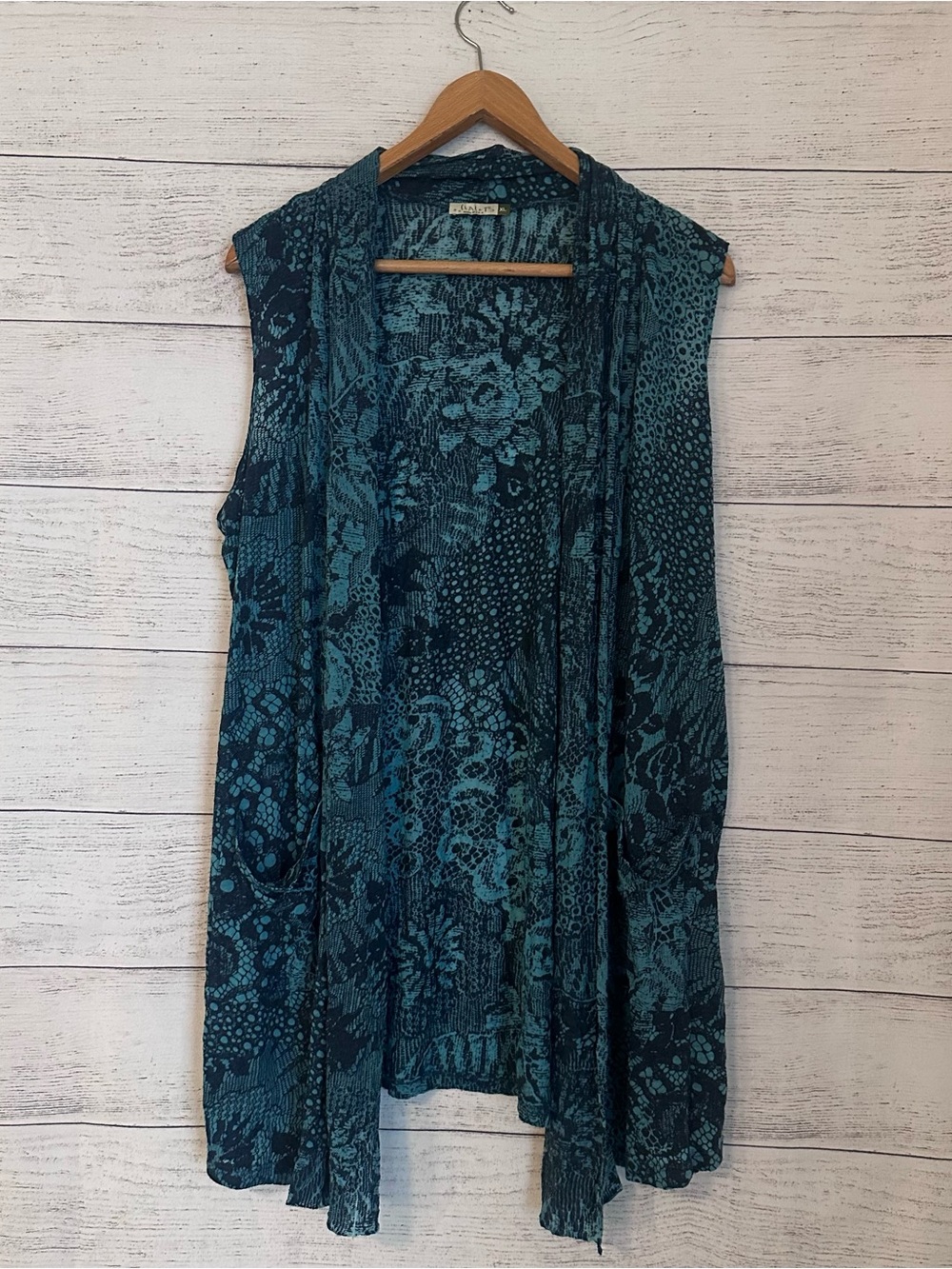 Chalet Lightweight Floral Print Cardigan Vest.